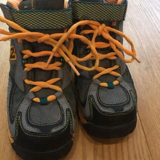 ニューバランス(New Balance)の子供サイズ22センチニューバランス登山靴(登山用品)