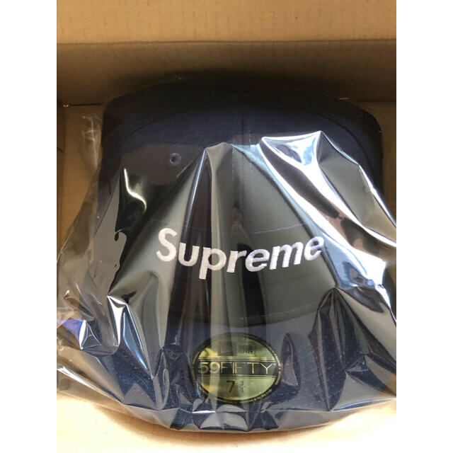 Supreme(シュプリーム)の7 3/4 紺 Supreme No Comp Box Logo New Era メンズの帽子(キャップ)の商品写真