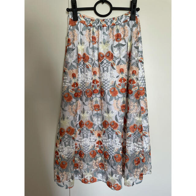 Noela(ノエラ)のノエラ　幾何学フラワー柄刺繍スカート レディースのスカート(ひざ丈スカート)の商品写真