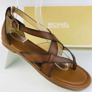 マイケルコース(Michael Kors)の新品未使用★マイケルコース・レザーMKバックル付 トングサンダル（9M）(サンダル)