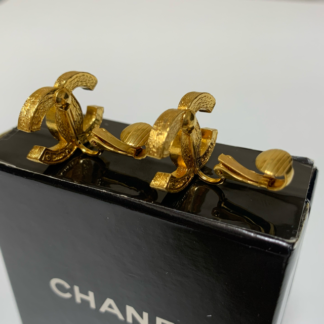 CHANEL - 【本日限定】シャネルイヤリングココマークラインストン2084