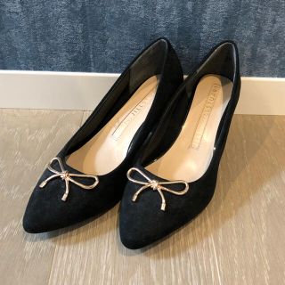 ジルバイジルスチュアート(JILL by JILLSTUART)のジルバイ　リボンスエードパンプス　黒　ブラック　24.5cm(ハイヒール/パンプス)