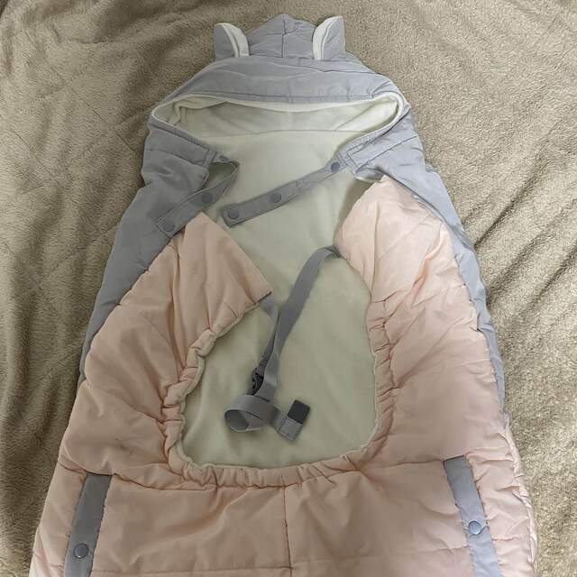 BABYBJORN(ベビービョルン)のベビービョルン　抱っこ紐　抱っこ紐カバー　フットマフ付き キッズ/ベビー/マタニティの外出/移動用品(抱っこひも/おんぶひも)の商品写真