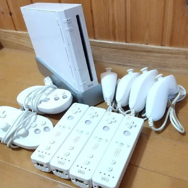 最終値引!! wii 本体 セット② リモコン ヌンチャク4個 コントローラ2個 エンタメ/ホビーのゲームソフト/ゲーム機本体(家庭用ゲーム機本体)の商品写真