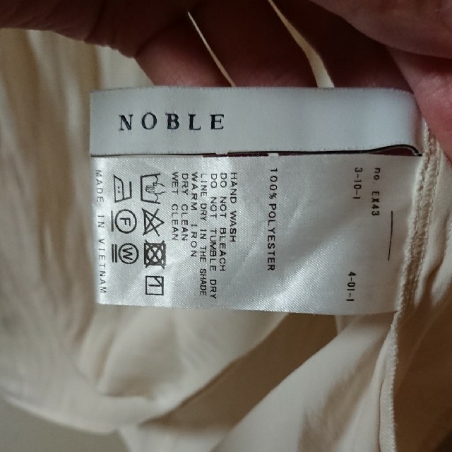 Noble(ノーブル)のNOBLEメモリーライトサテンギャザーブラウス レディースのトップス(シャツ/ブラウス(長袖/七分))の商品写真