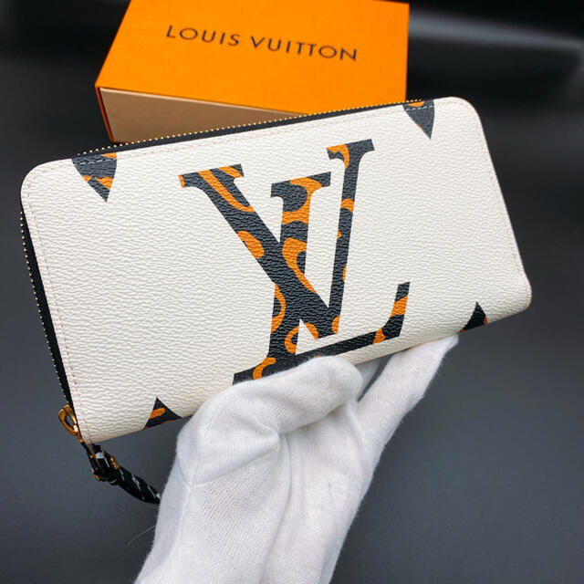 LOUIS VUITTON(ルイヴィトン)の新品未使用 ルイヴィトン モノグラム ジャングル ジッピーウォレット レディースのファッション小物(財布)の商品写真