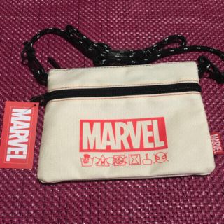 マーベル(MARVEL)のサコッシュ リバーシブル ペンケース ミニ ショルダー MARVEL ベージュ (キャラクターグッズ)