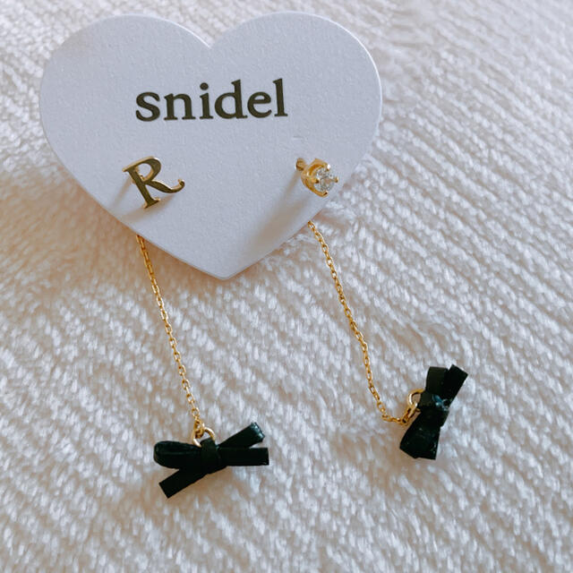 SNIDEL(スナイデル)の〈新品未使用〉snidel りぼんイニシャルチャームピアス レディースのアクセサリー(ピアス)の商品写真