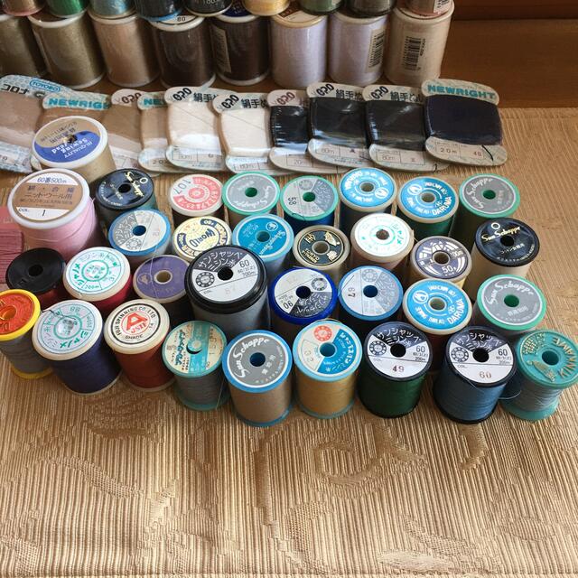 ミシン糸、絹糸他　82個 ハンドメイドの素材/材料(生地/糸)の商品写真