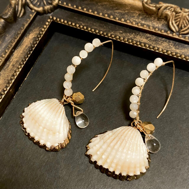 天然シェル 貝殻 ホワイトフックピアス ハンドメイドのアクセサリー(ピアス)の商品写真