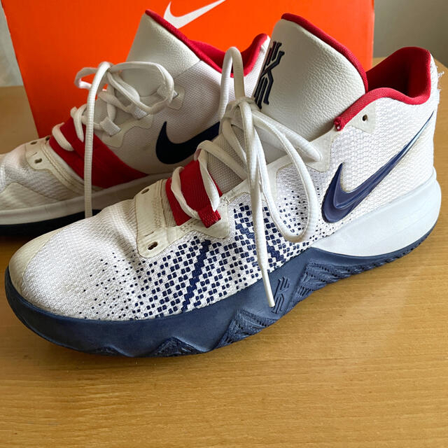 NIKE(ナイキ)のNIKE KYRIE FLYTRAP EP 28cm メンズの靴/シューズ(スニーカー)の商品写真