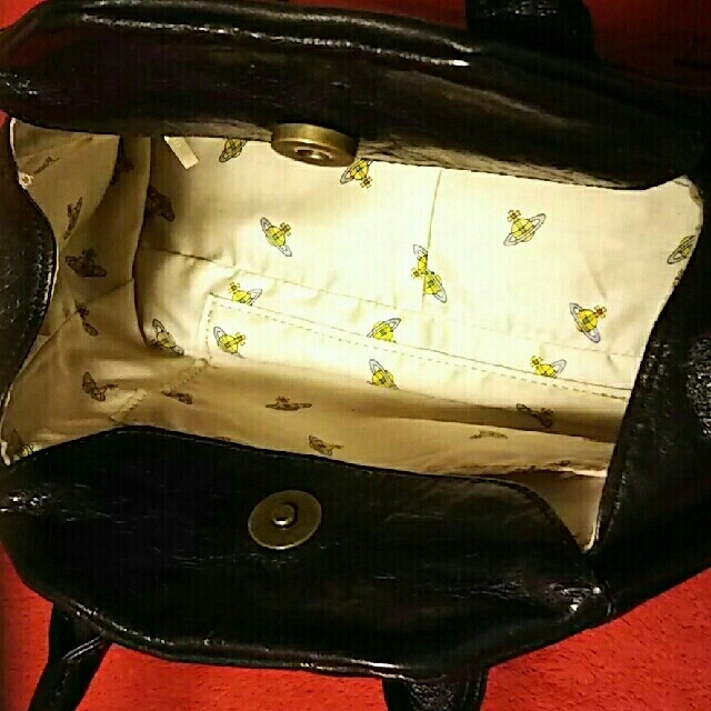 Vivienne Westwood(ヴィヴィアンウエストウッド)のヤスミン ミニバッグ 型押しオーブ オーブ裏地 ヴィヴィアン ウエストウッド レディースのバッグ(ハンドバッグ)の商品写真