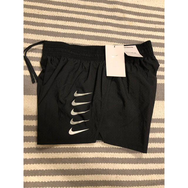 NIKE(ナイキ)の新品 NIKE ナイキ レディース ショートパンツ ラン スウッシュ ランニング レディースのパンツ(ショートパンツ)の商品写真