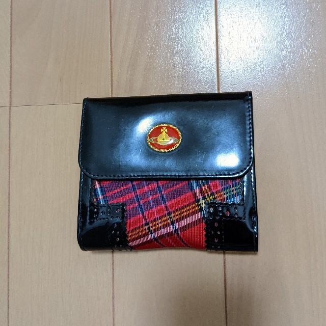 Vivienne Westwood(ヴィヴィアンウエストウッド)のレッドマックチェック　エナメルオーブボタン　折り財布　ヴィヴィアン レディースのファッション小物(財布)の商品写真