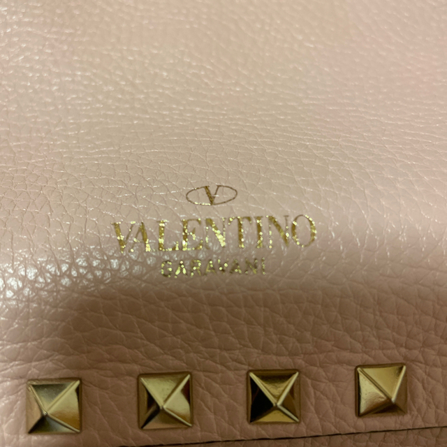 ヴァレンティノ　スタッズバッグ　ピンク色 レディースのバッグ(ショルダーバッグ)の商品写真