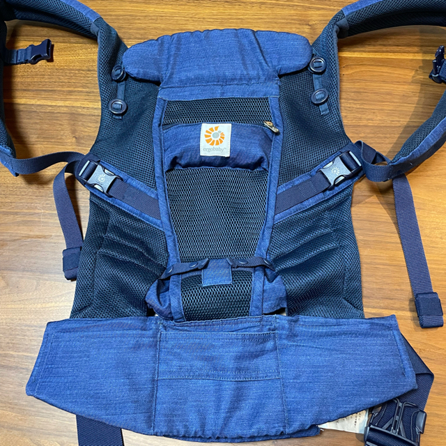 Ergobaby(エルゴベビー)のエルゴベビー アダプト 美品🌼売り切り希望 キッズ/ベビー/マタニティの外出/移動用品(抱っこひも/おんぶひも)の商品写真