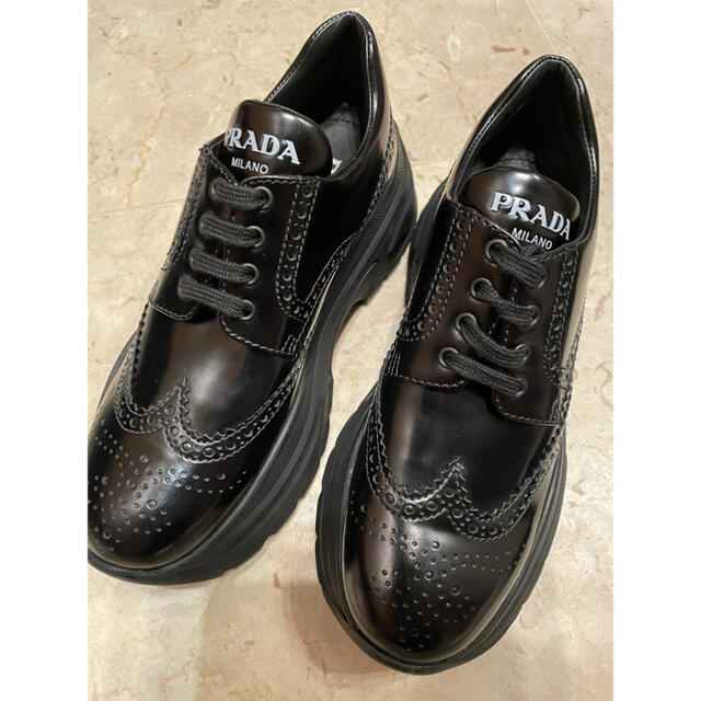 PRADA(プラダ)の新品未使用　プラダ PRADA  メダリオン ダービーシューズ　モノリス  レディースの靴/シューズ(スニーカー)の商品写真