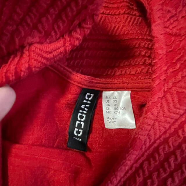 H&M(エイチアンドエム)のワンピース　赤　H&M レディースのワンピース(ひざ丈ワンピース)の商品写真