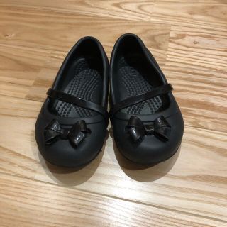 クロックス(crocs)のクロックス　女の子　フォーマルシューズ　15cm 黒　リボンバレエシューズ(フォーマルシューズ)