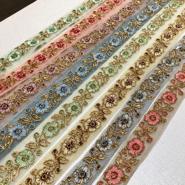 インド刺繍リボン 細め チロリアンテープ 花 アジアン 布 アクセサリーパーツ ハンドメイドの素材/材料(各種パーツ)の商品写真