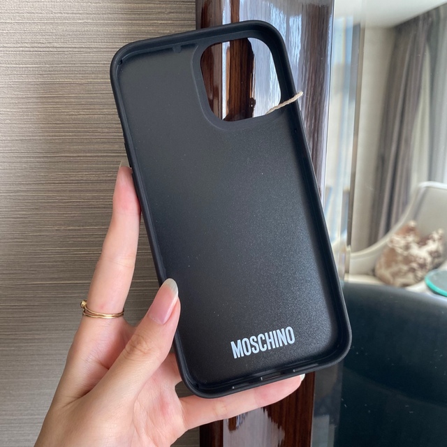 MOSCHINO(モスキーノ)の残１【新品】Moschino モスキーノ ウシ iPhoneケース スマホケース スマホ/家電/カメラのスマホアクセサリー(iPhoneケース)の商品写真