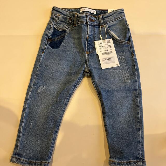 ZARA KIDS(ザラキッズ)の【新品未使用品】ZARA デニムパンツ キッズ/ベビー/マタニティのキッズ服男の子用(90cm~)(パンツ/スパッツ)の商品写真