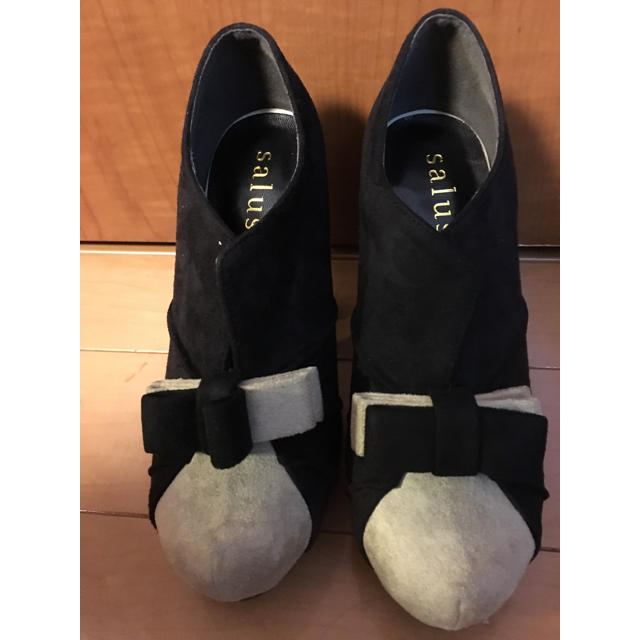 salus(サルース)のレトロ ショートブーツ ブーティーリボン ベージュ×黒 レディースの靴/シューズ(ブーティ)の商品写真