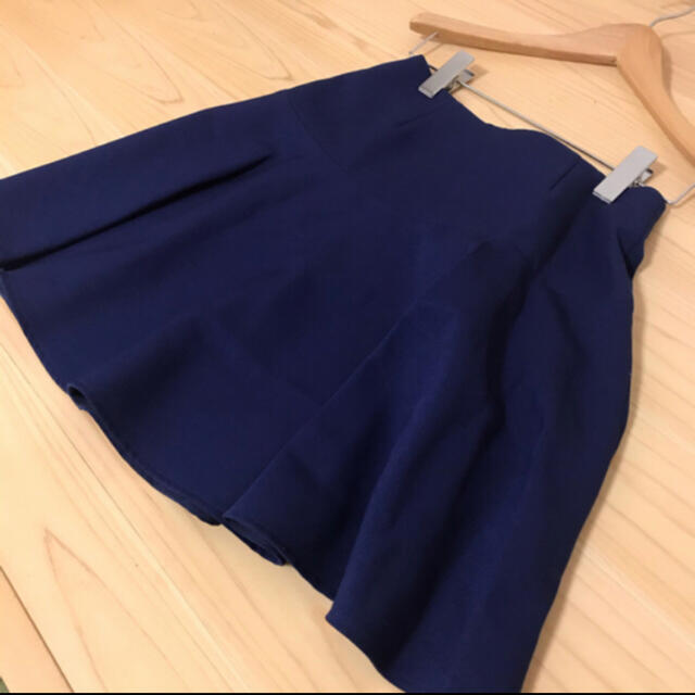 ESTNATION(エストネーション)の美品　エストネーション　フレアスカート　ネイビー　ブルー レディースのスカート(ひざ丈スカート)の商品写真