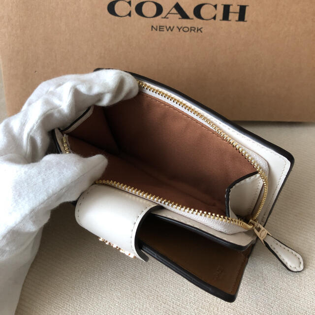 新品 未使用 COACH 二つ折り財布 コンパクト チョーク ケアカード付き