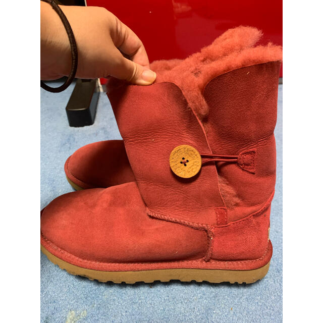 UGG(アグ)の【送料無料】UGG Bailey Button ベイリーボタン RED 美品 レディースの靴/シューズ(ブーツ)の商品写真