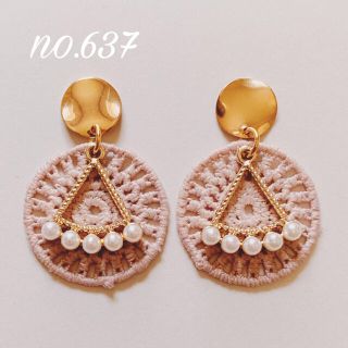 no.637 ラウンド 刺繍ワッペン ライトパープル パール ピアス、イヤリング(ピアス)