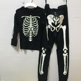 エイチアンドエム(H&M)の新品✨120 光るガイコツ♡セットアップ　ハロウィンH&M(その他)