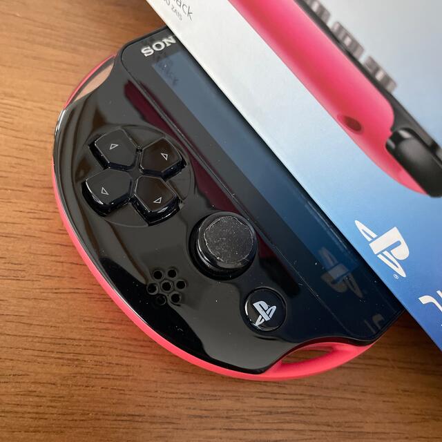 PlayStation Vita(プレイステーションヴィータ)のPS Vita PCH-2000 ピンク エンタメ/ホビーのゲームソフト/ゲーム機本体(携帯用ゲーム機本体)の商品写真