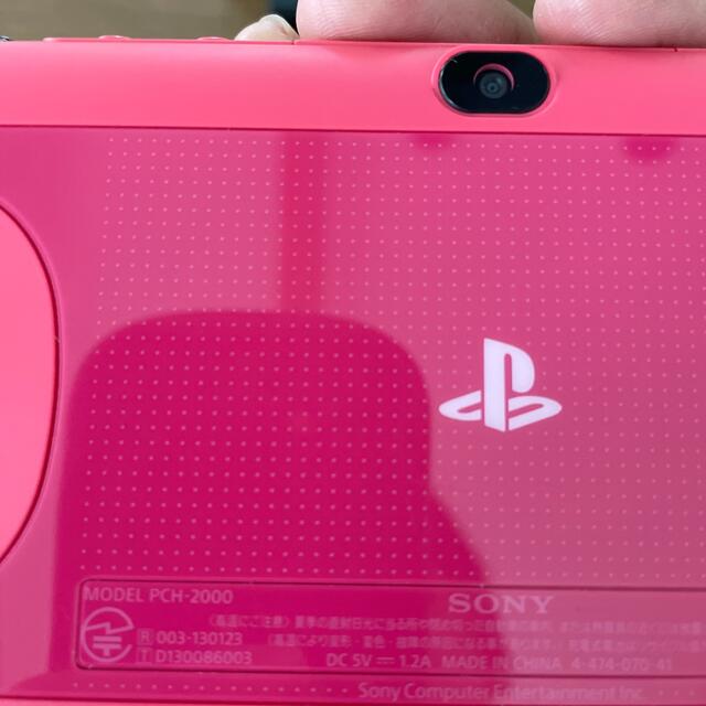 PlayStation Vita(プレイステーションヴィータ)のPS Vita PCH-2000 ピンク エンタメ/ホビーのゲームソフト/ゲーム機本体(携帯用ゲーム機本体)の商品写真