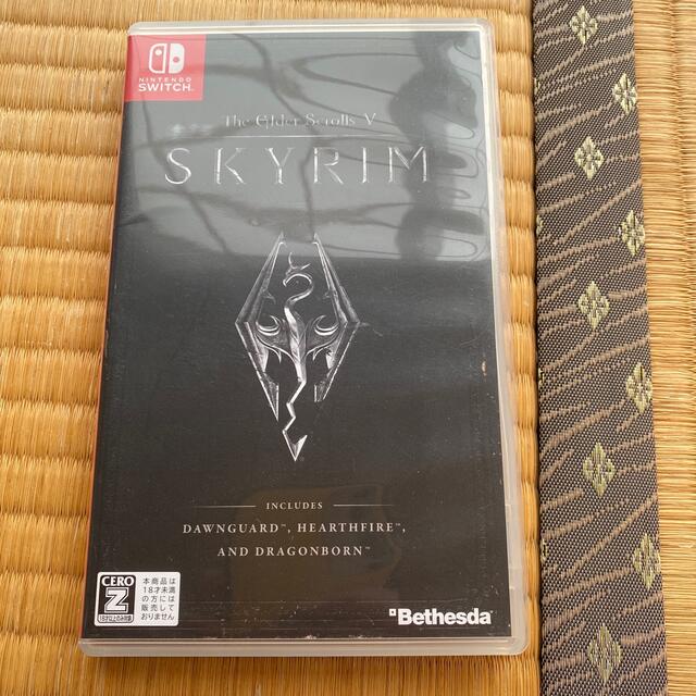 Nintendo Switch(ニンテンドースイッチ)のThe Elder Scrolls V： Skyrim（ザ エルダースクロールズ エンタメ/ホビーのゲームソフト/ゲーム機本体(家庭用ゲームソフト)の商品写真