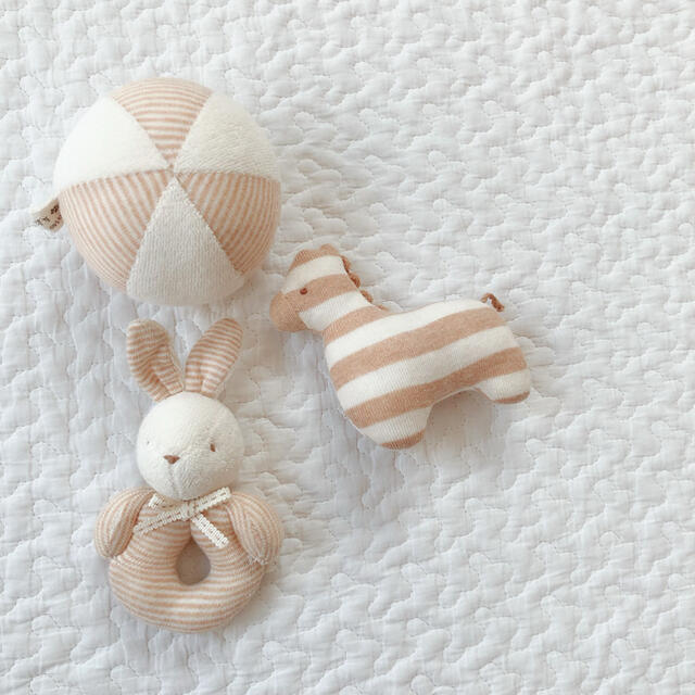 アカチャンホンポ(アカチャンホンポ)のベビー ラトル ぬいぐるみ 赤ちゃん おもちゃ キッズ/ベビー/マタニティのおもちゃ(がらがら/ラトル)の商品写真