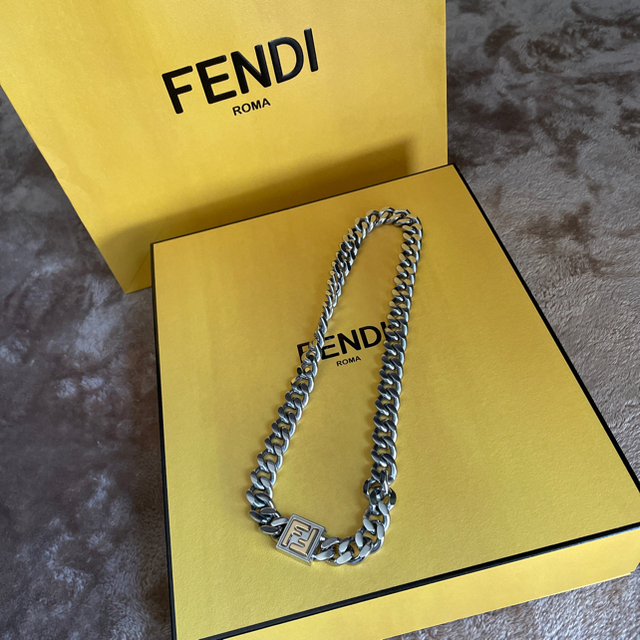 FENDI(フェンディ)の【美品】FENDI ネックレス　箱、袋付き メンズのアクセサリー(ネックレス)の商品写真