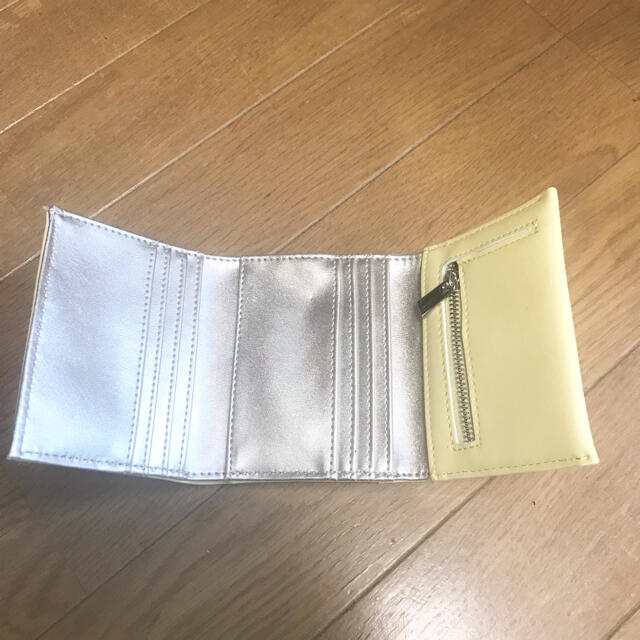 GUESS(ゲス)の【美品】GUESS(ゲス)3つ折り財布/レディース レディースのファッション小物(財布)の商品写真