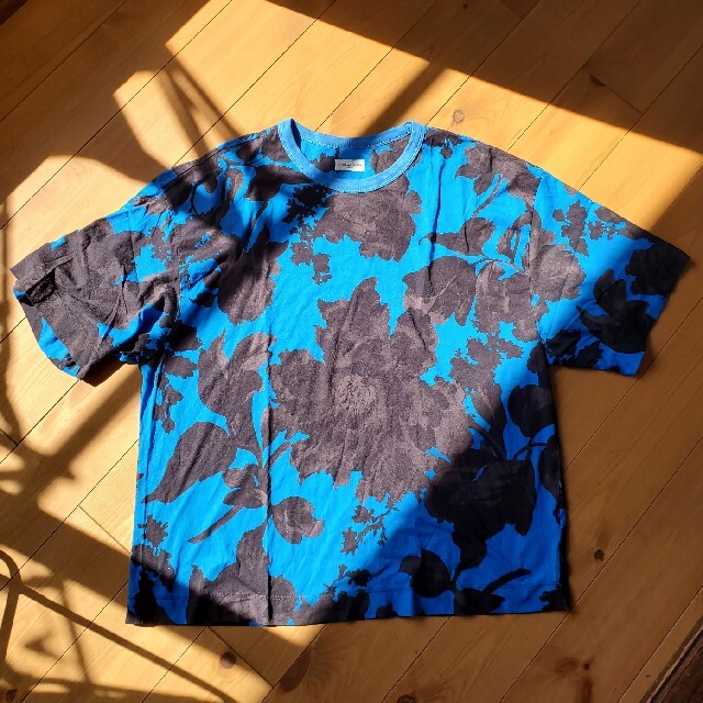 DRIES VAN NOTEN(ドリスヴァンノッテン)のDRIES VAN NOTEN　花柄プリントTシャツ レディースのトップス(カットソー(半袖/袖なし))の商品写真