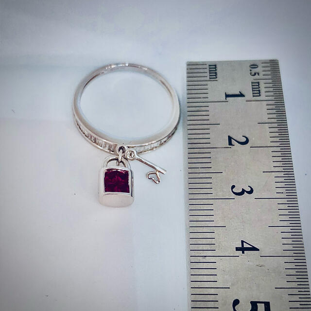ダイヤモンド &ルビー鍵チャームリング(K18WG) レディースのアクセサリー(リング(指輪))の商品写真