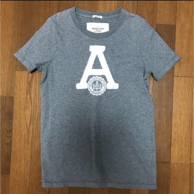 Abercrombie&Fitch(アバクロンビーアンドフィッチ)のアバクロ　ロゴ刺繍入りグリーンTシャツ　アバクロンビー＆フィッチ  ホリスター レディースのトップス(Tシャツ(半袖/袖なし))の商品写真