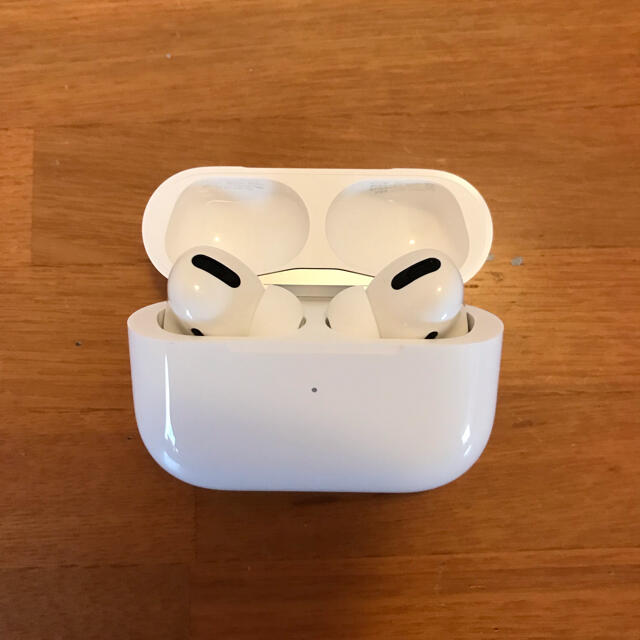 Apple(アップル)の正規品　Airpods pro MWP22 ケース付 スマホ/家電/カメラのオーディオ機器(ヘッドフォン/イヤフォン)の商品写真