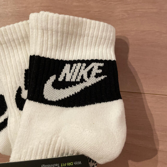 NIKE(ナイキ)の新品　NIKEナイキ　キッズソックス靴下　3足セット　16〜18㎝　白 キッズ/ベビー/マタニティのこども用ファッション小物(靴下/タイツ)の商品写真