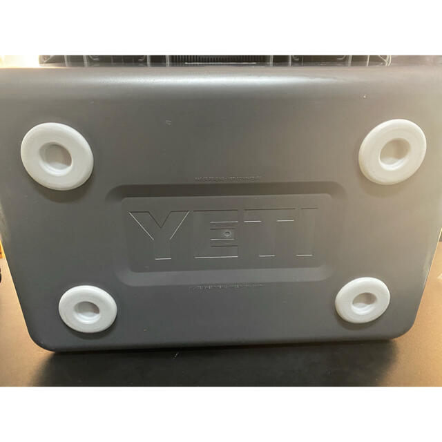 YETI イエティ　ロードアウトゴーボックス　チャコール スポーツ/アウトドアのアウトドア(その他)の商品写真