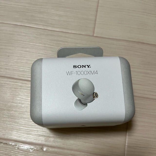 SONY(ソニー)のSONY フルワイヤレスイヤホン WF-1000XM4 シルバー スマホ/家電/カメラのオーディオ機器(ヘッドフォン/イヤフォン)の商品写真