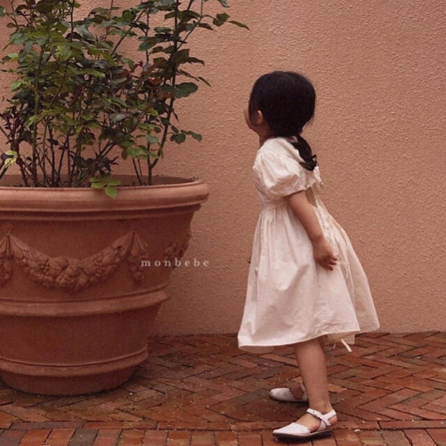 〈monbébé〉seolle ops ブラック キッズ/ベビー/マタニティのキッズ服女の子用(90cm~)(ワンピース)の商品写真