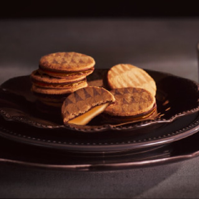 ザ　スウィーツ　キャラメルサンドクッキー　24個入 食品/飲料/酒の食品(菓子/デザート)の商品写真