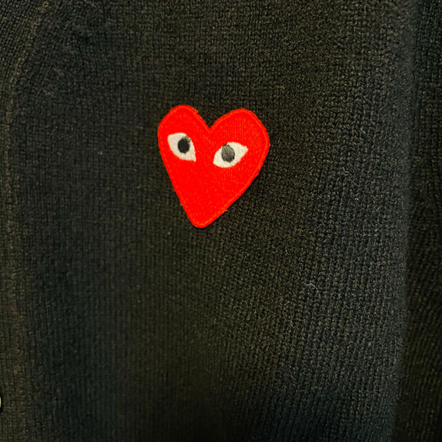 COMME des GARCONS(コムデギャルソン)の《再入荷》COMME des GARCONS  Play ハートロゴカーディガン メンズのトップス(カーディガン)の商品写真