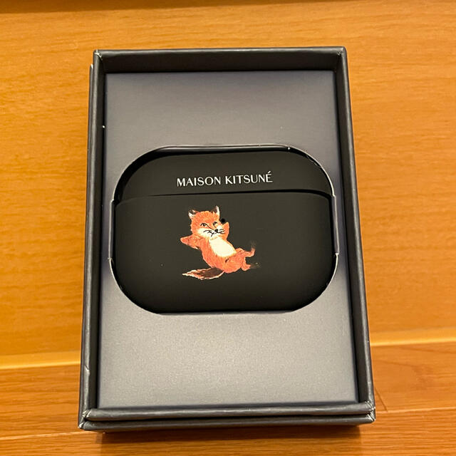 MAISON KITSUNE'(メゾンキツネ)のChillax Fox iPhone12 x AirPods Proケース スマホ/家電/カメラのスマホアクセサリー(モバイルケース/カバー)の商品写真