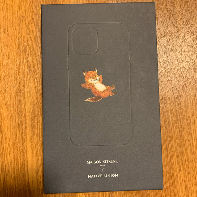 MAISON KITSUNE'(メゾンキツネ)のChillax Fox iPhone12 x AirPods Proケース スマホ/家電/カメラのスマホアクセサリー(モバイルケース/カバー)の商品写真